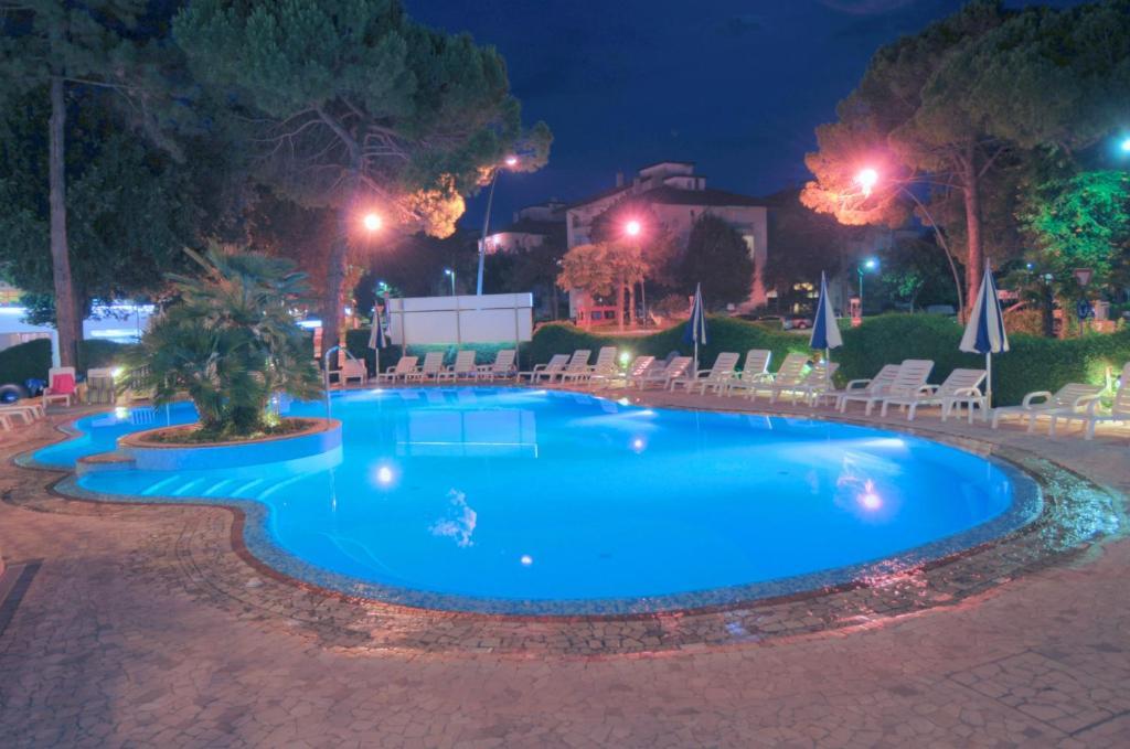 Hotel Ambassador Meuble لينانو سابيادورو المظهر الخارجي الصورة